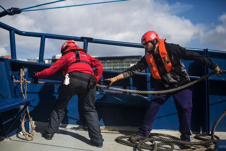 Voluntarios del Aita Mari, en acción la pasada primavera. (Alejandro MARTÍNEZ VÉLEZ | SMH)