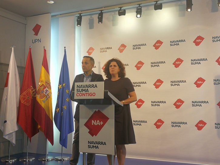 Juan Luis Sánchez de Muniáin y Marta Álvarez han comparecido en la sede de UPN. (@MartxeloDiaz)