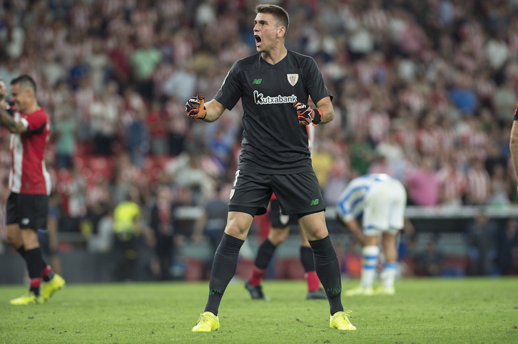 Unai Simón celebrando la victoria ante la Real en San Mamés. (Monika DEL VALLE / FOKU)