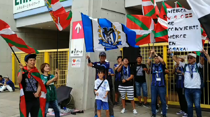 Gamba Osakako jarraitzaileak Susaeta animatuz.