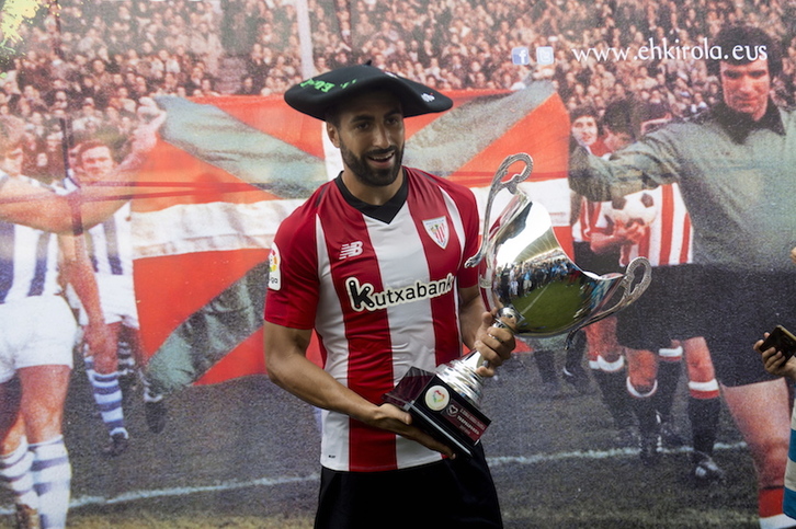 Mikel Balenziaga recibiendo el trofeo por ganar la Euskal Herriko Txapela ante la Real en agosto de 2018. (Iñigo URIZ / FOKU)