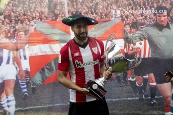 Mikel Balenziaga recibiendo el trofeo por ganar la Euskal Herriko Txapela ante la Real en agosto de 2018. (Iñigo URIZ / FOKU)