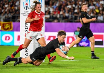 Beauden Barret posa un ensayo. También lo han hecho sus hermanos Jordie y Scott. ( GABRIEL BOUYS / AFP)