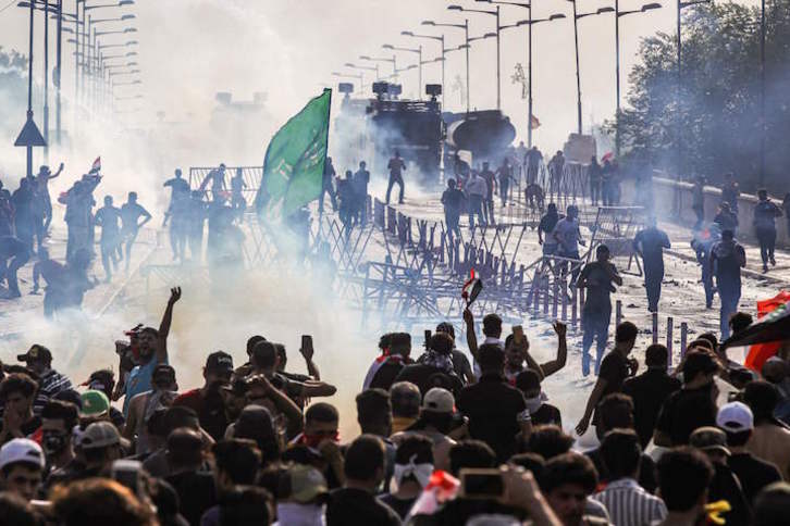 Manifestantes entre la plaza Tahrir y la «zona verde» de Bagdad. (Ahmad AL-RUBAYE/AFP)