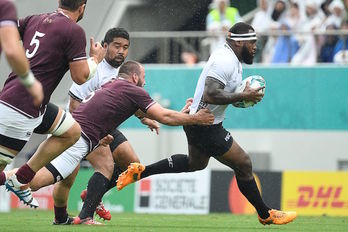 Giorgi Tkhilaishvili sufre para dar caza a un lanzado Levani Botia. (FILIPPO MONTEFORTE / AFP)