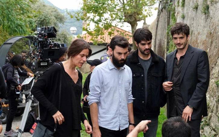 Itziar Ituño, Imanol Rayo, Eneko Sagardoy y Yon González en la primera imagen del rodaje de «Hil-kanpaiak». (DAVID HERRANZ)