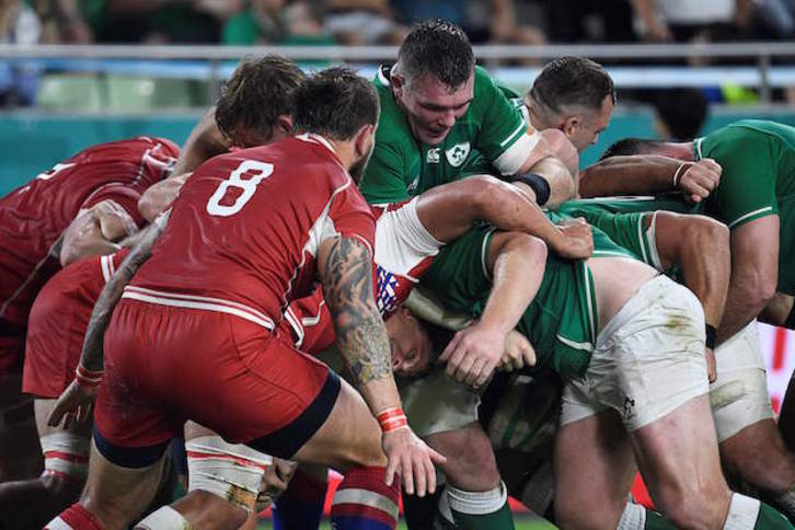 Ambas delanteras se fajan en un maul. (FILIPPO MONTEFORTE / AFP)