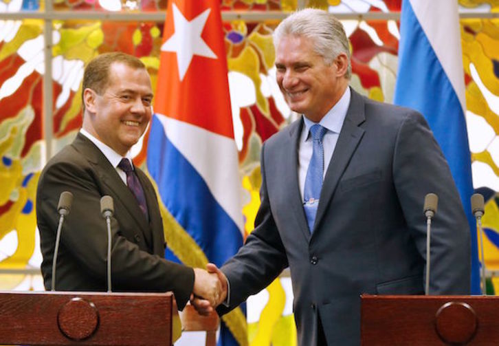 Dmitri Medvedev junto a Miguel Díaz-Canel. (Ernesto MASTRASCUSA/AFP)