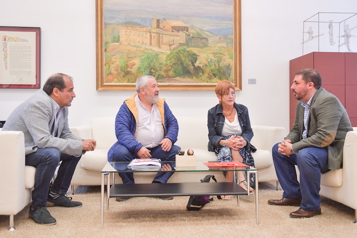 Agus Hernán, Fernando Armendariz y Expe Iriarte se han reunido con Unai Hualde, presidente del Parlamento de Nafarroa. (Idoia ZABALETA / FOKU)