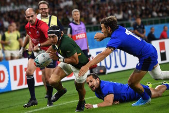 El ligero Cheslin Kolbe ha posado dos ensayos y ha sido elegido MVP del partido, aunque ha terminado con el tobillo tocado. (ANNE-CHRISTINE POUJOULAT / AFP)