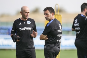 Asier Garitano, junto a Javi Cabello, en uno de los entrenamientos en Ibaia.(Endika PORTILLO / FOKU)