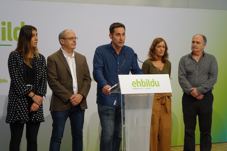 EH Bilduko ordezkarien agerraldia, Zaldunbordako merkataritza gunearen inguruan. (EH BILDU)