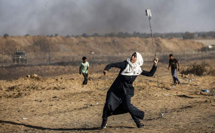 Una joven palestina usa una honda en una protesta anterior. (SAID KHATIB / AFP)  