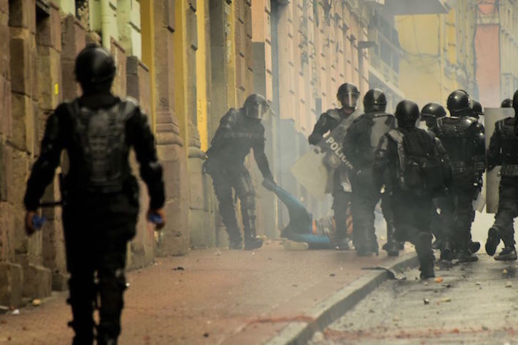La Policía ecuatoriana detiene a uno de los manifestantes el pasado jueves en Quito. (Rodrigo BUENDÍA/AFP)