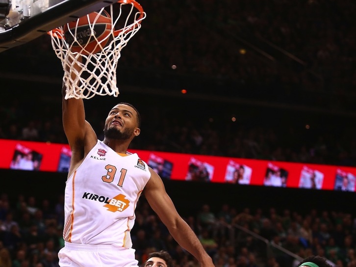 Shavon Shields se cuelga del aro en la clara victoria baskonista en Kaunas. (EUROLEAGUE.NET)