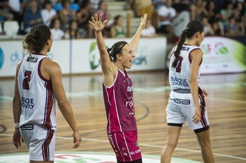 Zorte onak bizkar eman dio Araskiri, eta Maria Asurmendiri batik bat, nahiz eta porrotik ez merezi izan. (Monika DEL VALLE / FOKU)