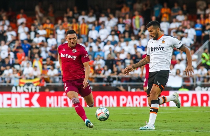 Lucas Pérez, el autor del gol albiazul, trata de presionar a Garay.(LA OTRA FOTO)