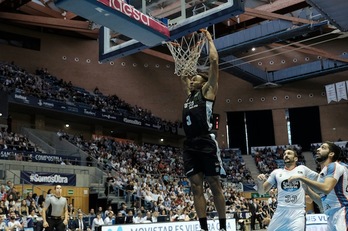 Jaylon Brown simboliza la irregular grandeza de RETAbet Bilbao Basket. Tiene carencias evidentes y graves, pero no se rinde jamás. (X. CORTIZO / ACB PHOTO)