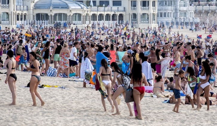 Bañistas en La Concha, en una tarde de galerna. (Gorka RUBIO | FOKU)