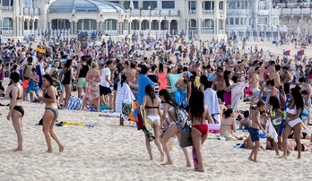 Bañistas en La Concha, en una tarde de galerna. (Gorka RUBIO | FOKU)