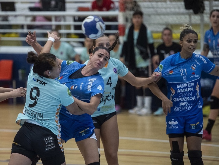 Arrojeriak, irudian Fariaren presiopean, lau gol egin ditu.(Jon URBE / FOKU)