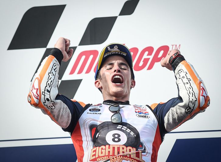 Marc Márquez celebra su éxito en Tailandia. (Lillian SUWARUMPHA/AFP)