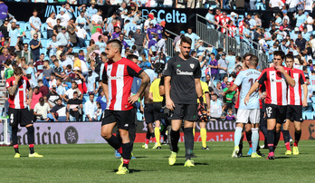 Jugadores del Athletic cabizbajos tras acabar el partido. (Mrta G. BREA / LA OTRA FOTO)