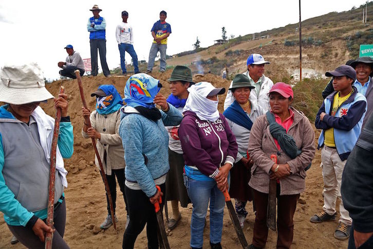 Indígenas ecuatorianos cortaron ayer varios pasos en Pambamarquito, en la provincia de Pichincha. (Cristina VEGA/AFP)