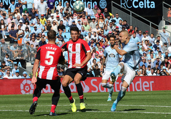 Mikel Vesga fue titular en Balaídos. (Marta G. BREA / LA OTRA FOTO)