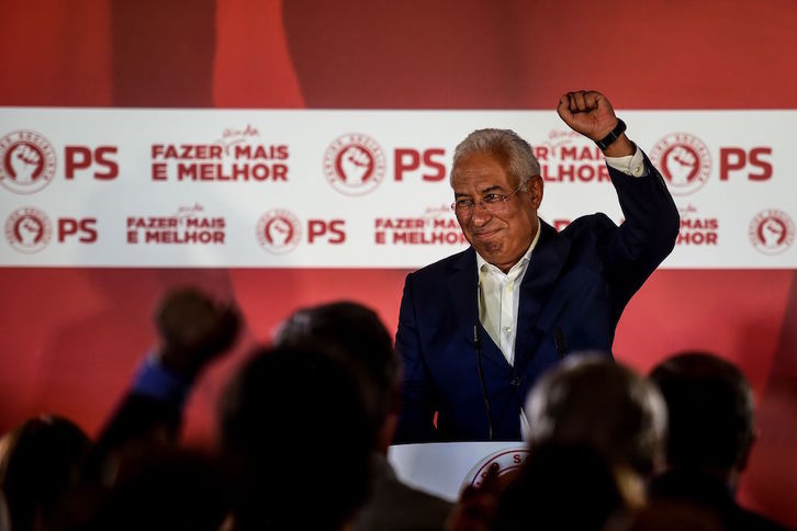 El primer ministro y candidato del PS, António Costa, se dirige a sus seguidores tras la victoria electoral. (Patricia DE MELO MOREIRA/AFP)