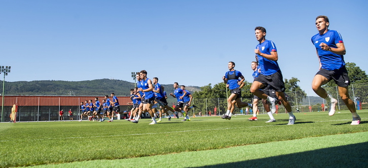 Entrenamiento al inicio de la pretemporada en Lezama. (Luis JAUREGIALTZO / FOKU)