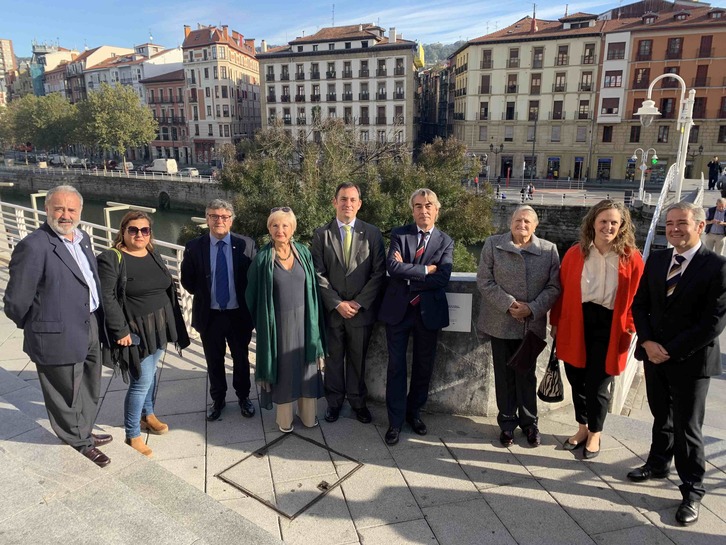 Colocación de la placa en la pasarela de la Ribera.