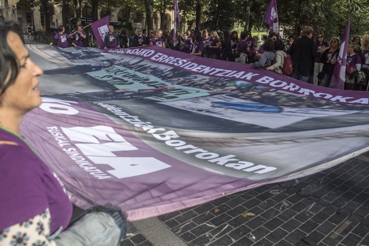La primera marcha de las trabajadoras de las residencias de Gipuzkoa ha concluído en frente de la Diputación.(Juan Carlos RUIZ / FOKU)
