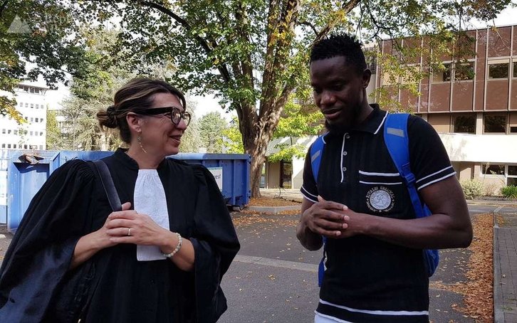 Jerry H. junto a su abogada, la baionarra Laurence Hardouin. (Les Bascos)