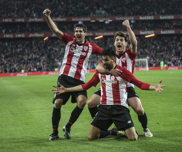 Kodro, Ibai y San José, tres de los fichajes que aparecen en la memoria, celebrando un gol la temporada pasada. (Mariso RAMIREZ / FOKU)