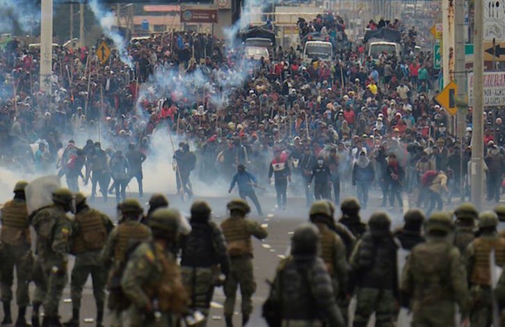 Polizia eta manifestariak aurrez aurre, Quiton. (Rodrigo BUENDIA/AFP)