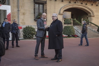 Aitor Elzegi y Alberto Uribe-Echevarría, contador de la anterior directiva, se saludan el día de las elecciones en Ibaigane. (Aritz LOIOLA / FOKU)