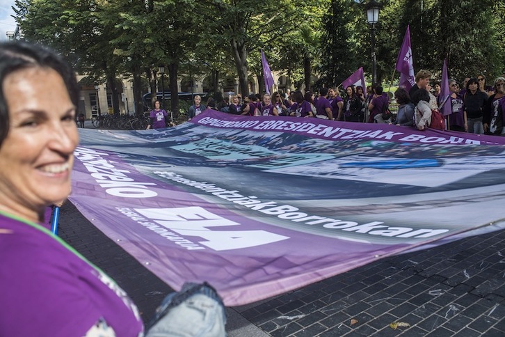 Trabajadoras de residencias, ante la Diputación de Gipuzkoa este lunes. (Juan Carlos RUIZ | AFP)