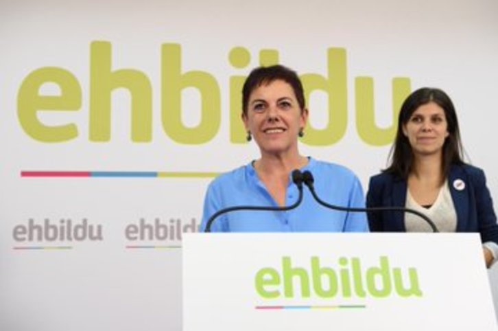 Mertxe Aizpurua, junto a la portavoz de ERC, Marta Vilalta, en una imagen de archivo. (@ehbildu)