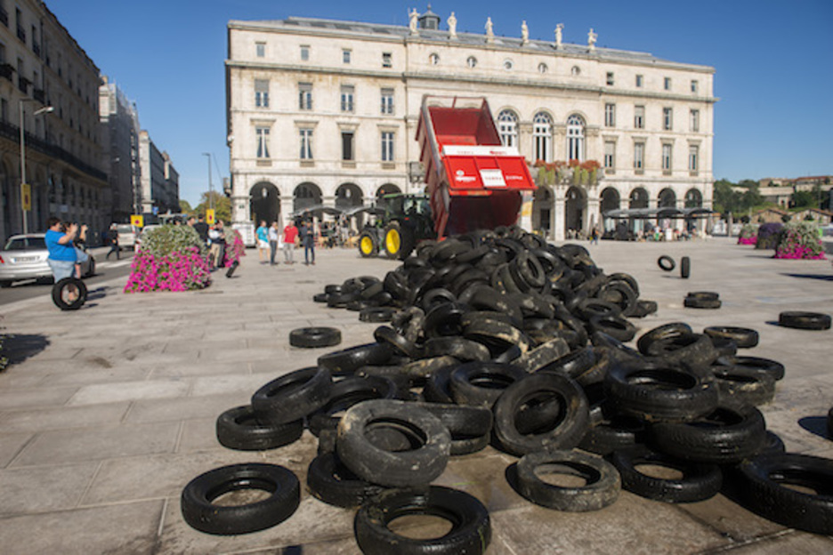 Les manifestants ont déversé des pneus devant la mairie de Bayonne © Guillaume Fauveau