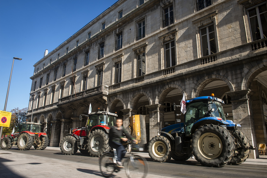 Les tracteurs défilent devant la mairie de Bayonne et ralentissent le trafic. © Guillaume Fauveau