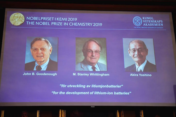 Los tres científicos premiados con el Nobel de Química. (Naina Helen JAMA/AFP)