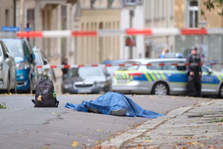 Un cuerpo yace en el suelo en el lugar donde se ha producido el tiroteo. (Sebastian WILLNOW/AFP)