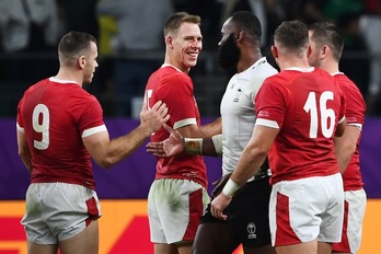 Jugadores de Gales y Fiyi se saludan al final del choque (Gabriel BOUYS / AFP PHOTO)
