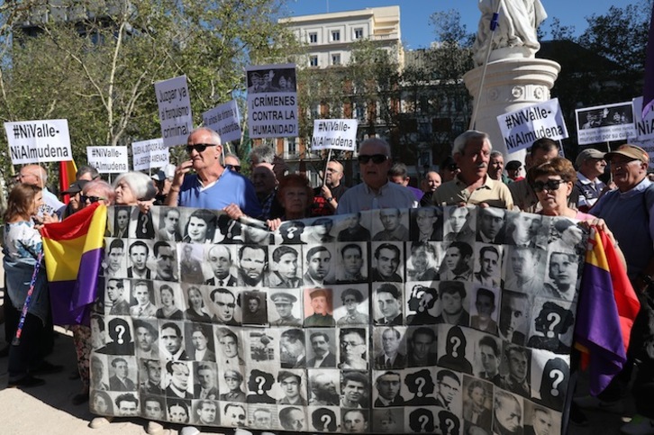 Concentración de víctimas del franquismo, en setiembre en Madrid, ante la sentencia del Tribunal Supremo sobre la exhumación de Franco. (J. DANAE/FOKU)