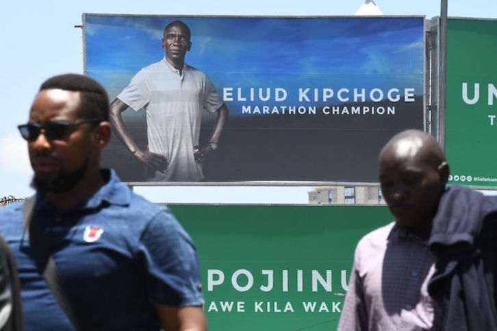 Paneles en Nairobi ensalzando la figura de Kipchoge. (Simon MAINA/AFP)
