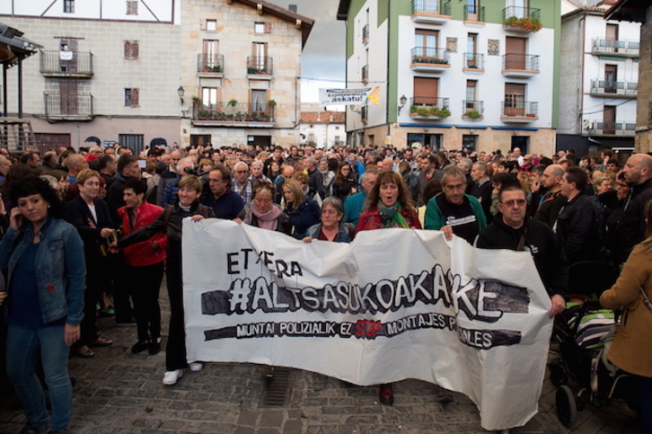 Los padres y madres de los jóvenes de Altsasu portan la pancarta en la manifestación por las calles del pueblo. (Iñigo URIZ / FOKU)