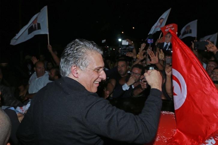 Nabil Karoui saluda a sus seguidores tras abandonar la prisión de Mornaguia. (Anis MILI / AFP)