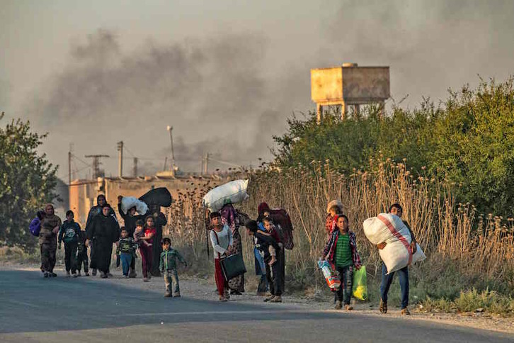 Un grupo de civiles huye de la localidad de Serakanye. (Delil SOULEIMAN/AFP)