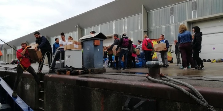 Voluntarios cargan material en el Aita Mari, en Pasaia. (SHM)